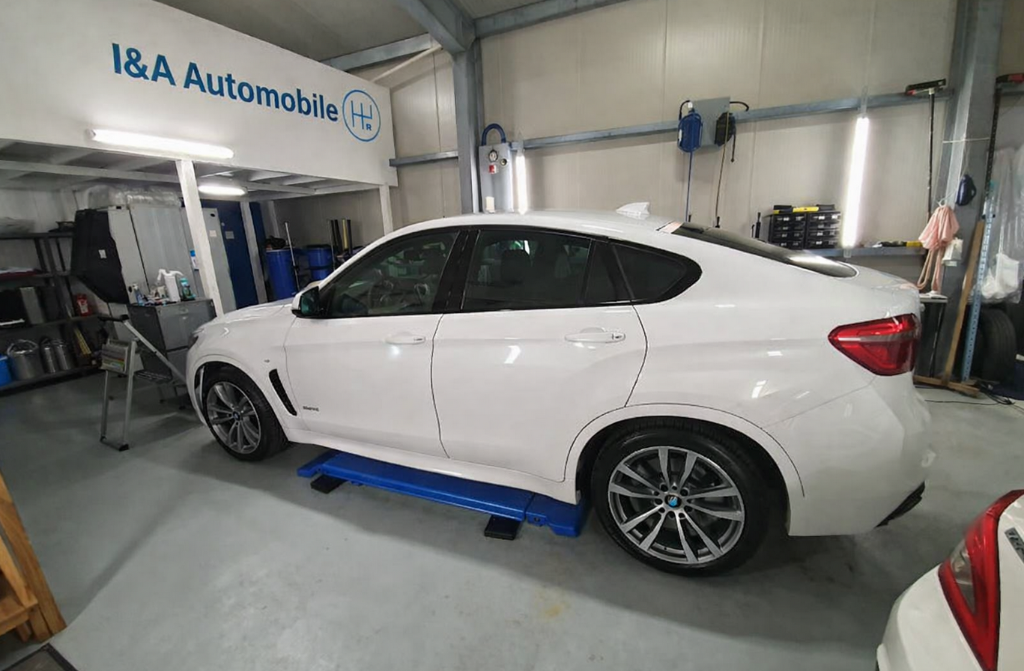 Werkstatt und Fahrzeug